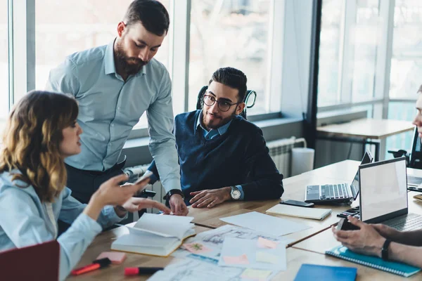 Grupo Profesionales Masculinos Femeninos Vestidos Con Ropa Formal Que Comunican — Foto de Stock