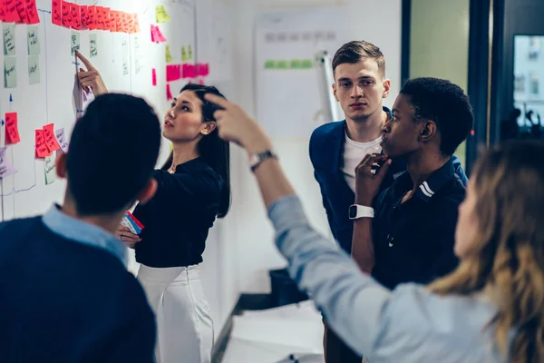 Grupo Empleados Multiculturales Profesionales Masculinos Femeninos Ropa Formal Que Señalan — Foto de Stock