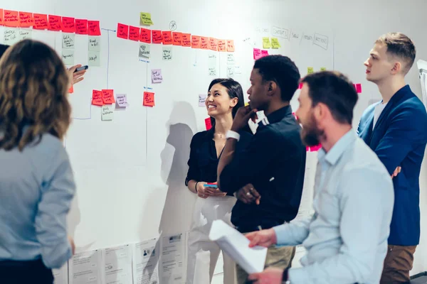 Gruppe Positiver Multikultureller Studenten Die Mit Bunten Aufklebern Der Nähe — Stockfoto