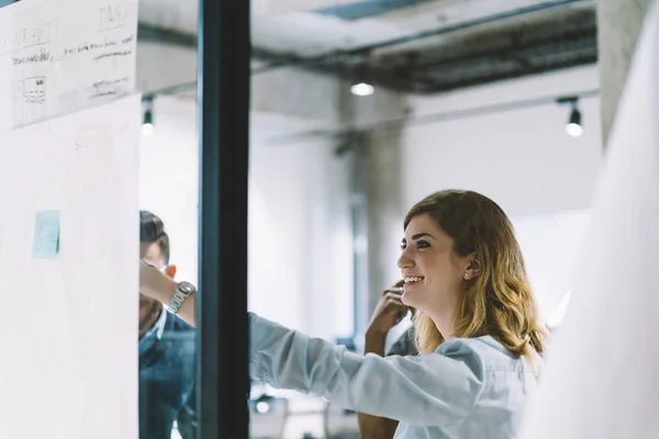 Cheerful Caucasian Young Woman Laughing While Pointing Plan Teamwork Colleagues — Stock Photo, Image