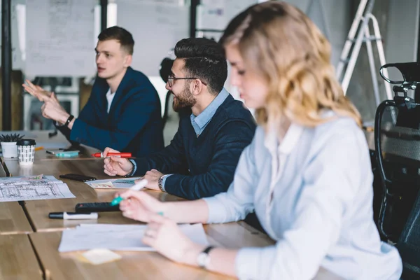 Formal Giyim Modern Ofis Toplantıda Brifing Sırasında Yeni Proje Üzerinde — Stok fotoğraf