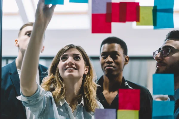 Positive Multicultural Group Students Learning New Words Written Colorful Sticky — Stock Photo, Image