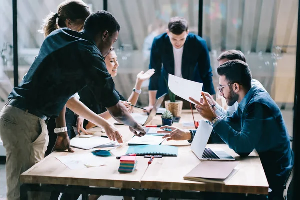 Proceso Colaboración Estudiantes Multiculturales Calificados Durante Reunión Lluvia Ideas Oficina — Foto de Stock