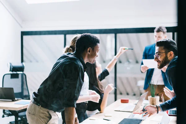 Equipo Profesionales Multiculturales Discutiendo Plan Colaboración Durante Reunión Informativa Pie — Foto de Stock