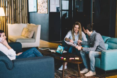 İşbirliği ofis, verimli iş memnun için planı pozitif çalışan cep telefonu üzerinde çalışma sırasında konuşurken kendi meslektaşı süre fikirleri tartışmak analiz yaratıcı erkek ve kadın tasarımcılar