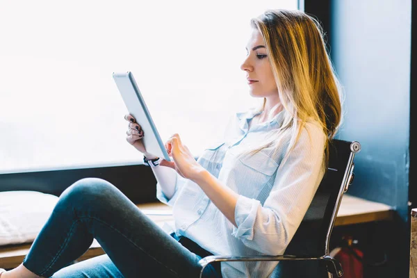 Jeune Femme Blonde Passer Temps Sur Autodidacte Lecture Livre Sur — Photo