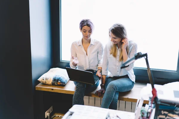 Alegre Hipster Niñas Viendo Película Tiempo Libre Través Ordenador Portátil — Foto de Stock