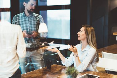 Cep telefonu vasıflı iş arkadaşınız danışmanlık soran sohbet için holding iş planı birlikte, erkek çalışan meslektaşım teamworking bilgileri açıklayan el hareketi erkek