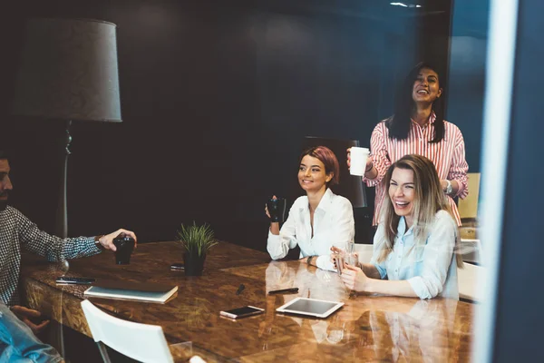 Coisas Alegres Empresa Comemorando Sucesso Projeto Com Xícaras Café Brincando — Fotografia de Stock