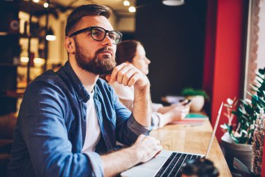 4 g için vizyon düzeltme düşündüğüm modern dizüstü bilgisayar uzaktan çalışma kendi başlangıç projesi geliştirmek için yeni yaratıcı fikirler için optik gözlükler durulması sakallı öğrencinin bağlı