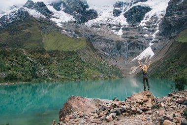 Arkadan görünüşü kadın ayakta kadar hill kayada trek tatil hiking sırasında elele aktif giyim uzun yürüyüşe çıkan kimse. Beyaz kar yağışı dağlarda özgürlük zevk genç kadın turist kaplı
