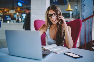 Başarılı öğrenci ders iş yerinde kahve shop.Millennial neşeli genç kadın Eyewear izlerken online eğitsel netbook dizüstü bilgisayar üzerinde çalışan Internet sitelerinden bilgi okuma