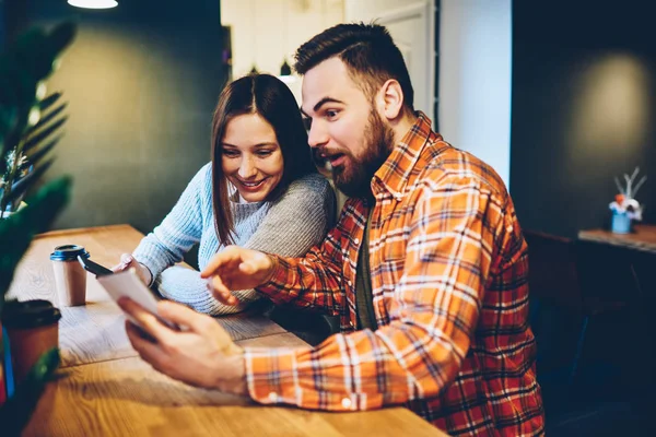 Förvånade Hipster Killar Titta Roliga Filmer Internetblogg Moderna Smartphone Ansluten — Stockfoto