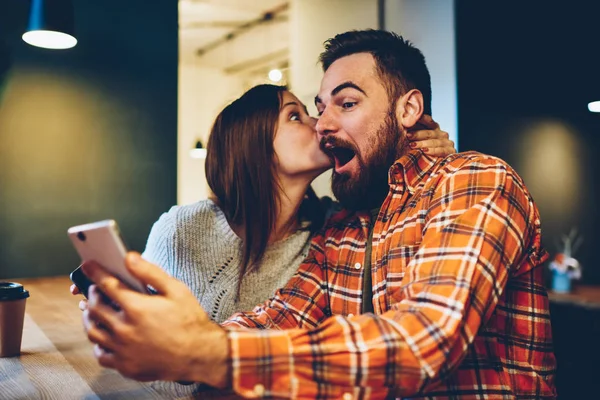 Jovem Feliz Beija Seu Namorado Barbudo Que Ganhou Prêmio Internet — Fotografia de Stock