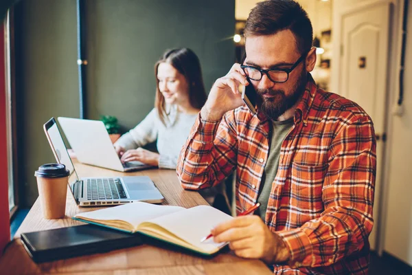 Sakallı Istemci Ile Konuşan Adam Smartphone Veri Netbook Coworking Içinde — Stok fotoğraf