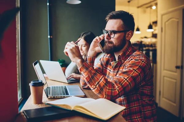 Designer Masculino Criativo Qualificado Discutindo Ideia Durante Conversa Smartphone Enquanto — Fotografia de Stock