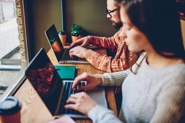 Studenti Pensierosi Tastiera Moderni Dispositivi Portatili Collegati Internet Wireless Cerca — Foto Stock