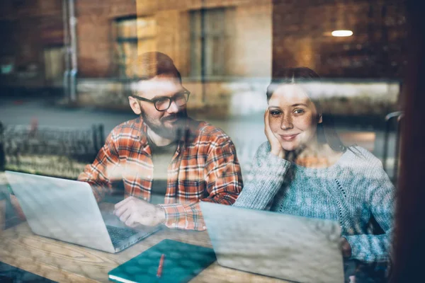 Positieve Jonge Mannelijke Vrouwelijke Grafisch Ontwerpers Samen Werken Aan Freelance — Stockfoto