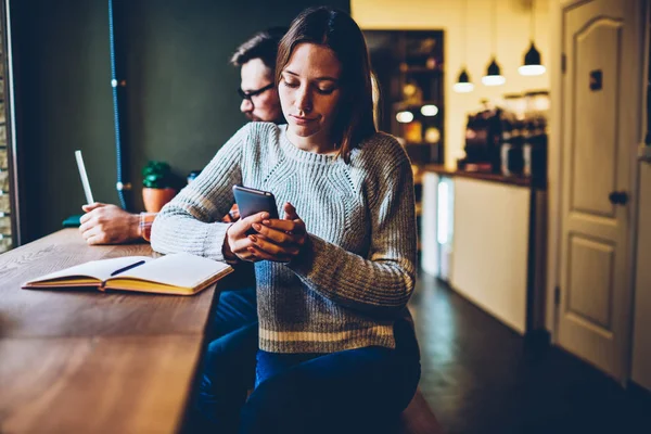 Menina Jovem Hipster Roupa Casual Verificando Mail Smartphone Conectado Internet — Fotografia de Stock