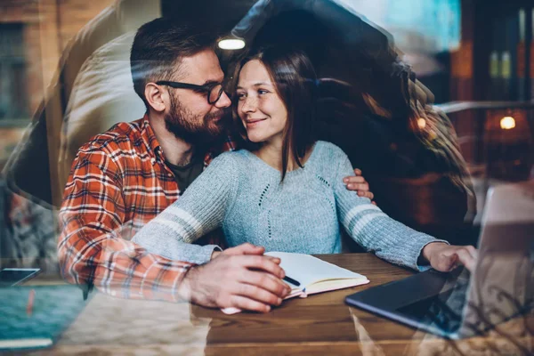 幸福的情侣在爱看着对方和微笑 同时享受休闲时间在合作坐在现代笔记本电脑与4G 互联网 积极的年轻婚姻搜索网站上的信息 — 图库照片