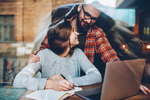 Cura Barba Giovane Uomo Conforta Studente Esperto Che Prepara Gli — Foto Stock