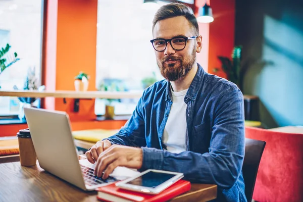 Hälften Längd Porträtt Framgångsrika Skäggig Designer Ler Mot Kameran Medan — Stockfoto