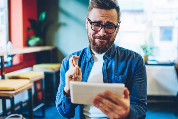 Emotionaler Junger Mann Mit Daumendrücken Bei Der Online Übertragung Auf — Stockfoto