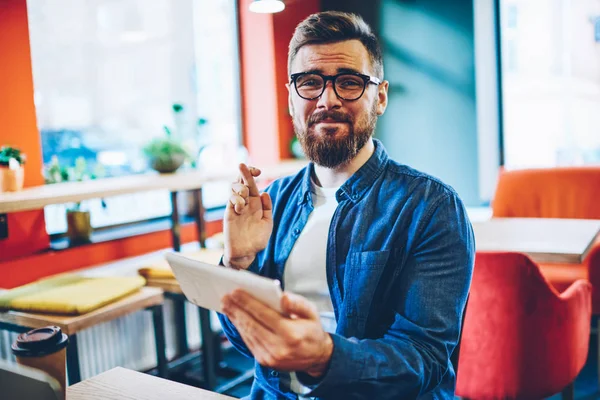 Halv Lengde Portrett Hipstermannen Som Håper Hell Internettkonkurransen Holder Digital – stockfoto