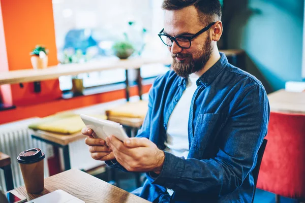 Interessant Skjeggblogger Som Ser Grafisk Undervisning Online Moderne Berøringsnettsted Koblet – stockfoto