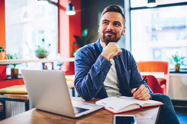 Smilende Unge Skjeggete Menn Som Skriver Planer Notisbok Drømmer Forretningsprosjekt – stockfoto