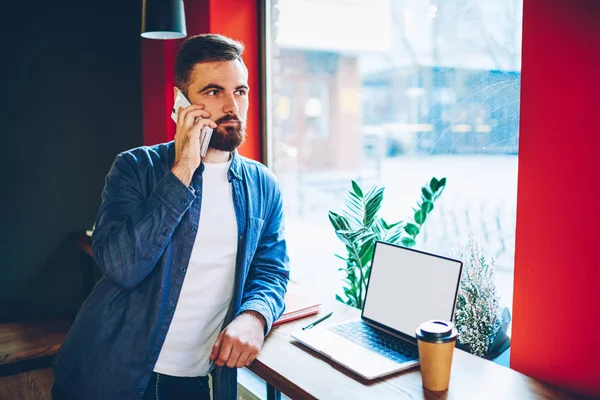 Tipul Hipster Barbă Costum Denim Ocazional Apelând Smartphone Modern Timp — Fotografie, imagine de stoc