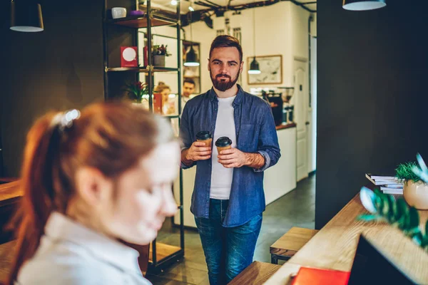 Homem Barbudo Casual Elegante Carrega Duas Xícaras Café Saboroso Durante — Fotografia de Stock