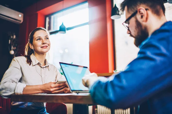 Dromerige Hipster Meisje Genieten Van Audio Lievelingsliedje Oortelefoons Verbonden Met — Stockfoto