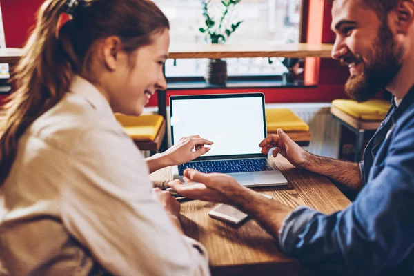 Selektiver Fokus Auf Modernes Netbook Mit Leerer Bildschirmfläche Für Ihre — Stockfoto