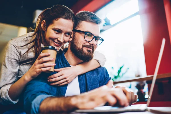 Redovisade Unga Hustru Med Kaffe Stödja Härlig Make Som Arbetar — Stockfoto