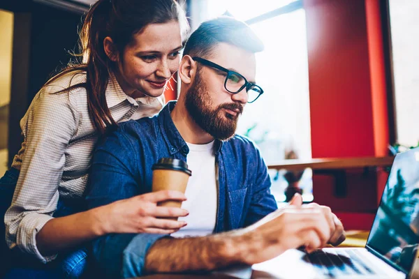 Positieve Jonge Vrouw Samen Met Bebaarde Man Boeken Van Tickets — Stockfoto