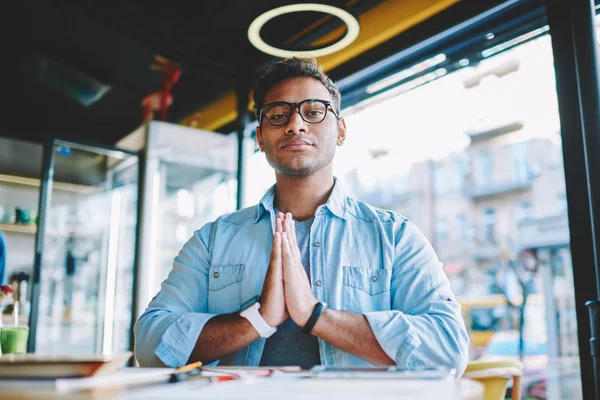 Halv Lengde Portrett Moden Seriøs Hindu Forretningsmann Briller Som Mediterer – stockfoto