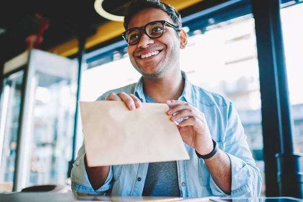 Oříznutého Obrazu Dobře Vypadající Usmívající Kreativní Podnikatel Oblečen Stylové Džíny — Stock fotografie