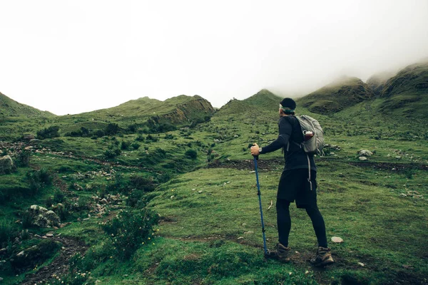 Joven Turista Experimentado Ropa Activa Haciendo Senderismo Salkantay Durante Una — Foto de Stock