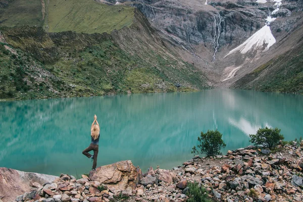 Vista Posterior Una Joven Turista Activo Desgaste Pie Equilibrio Posan — Foto de Stock