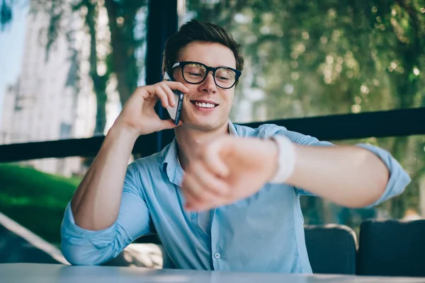 Joven Exitoso Riéndose Mientras Llama Teléfono Inteligente Habla Con Mejor — Foto de Stock