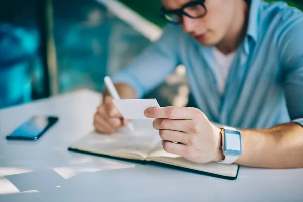 Redusert Syn Tenkende Kaukasiske Unge Menn Som Noterer Notatblokk Forbereder – stockfoto