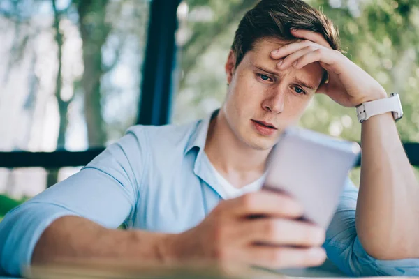 Interesante Estudiante Hipster Caucásico Chequeo Correo Con Mala Notificación Teléfono —  Fotos de Stock