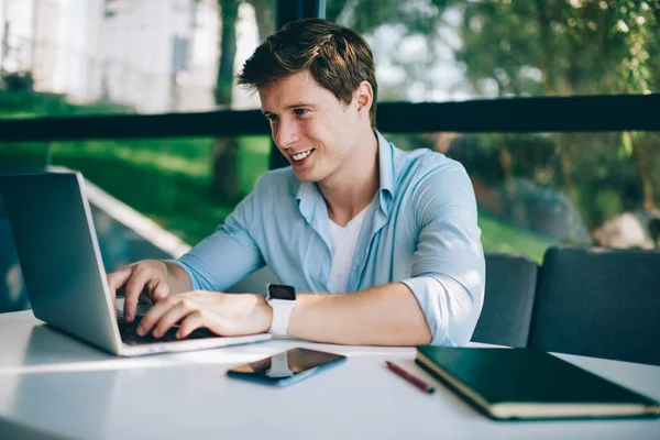 Positivo Caucasico Giovane Tastierista Informazioni Testo Sul Computer Portatile Moderno — Foto Stock