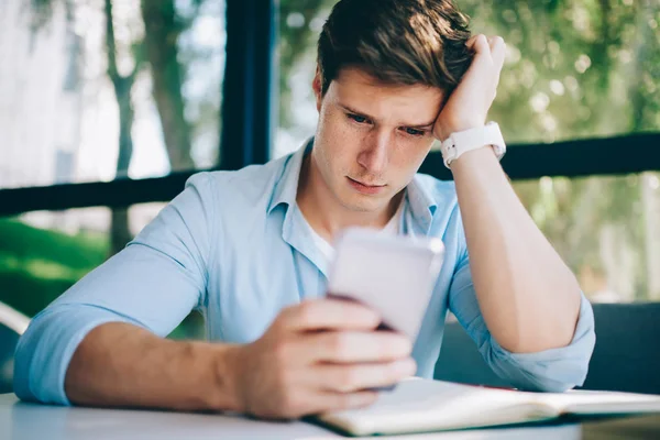 Gefrustreerd Kaukasische Jongeman Heeft Probleem Het Lezen Van Sms Bericht — Stockfoto