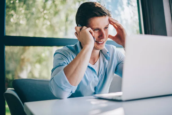 Fröhlicher Junger Mann Der Computer Coworking Arbeitet Während Mit Dem — Stockfoto