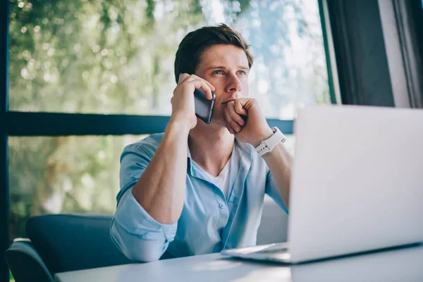 Intelligenter Hipster Student Denkt Während Eines Telefongesprächs Smartphone Über Eine — Stockfoto