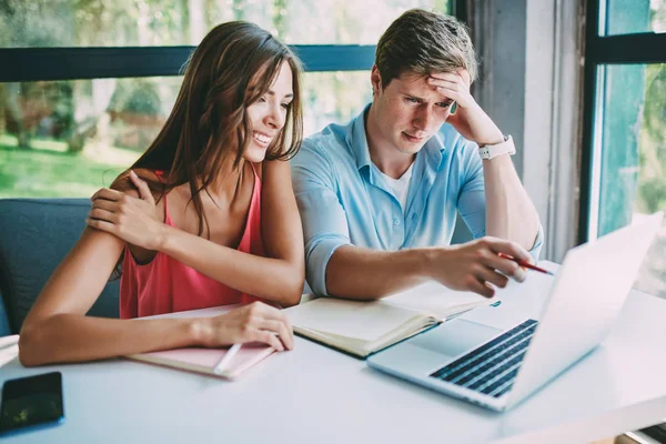 Confused Young Man Pointing Laptop Computer Explaining Information Positive Friend — Stock Photo, Image