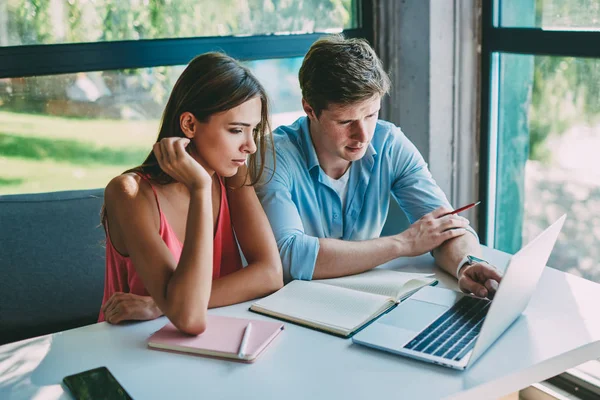 Nachdenklicher Junger Mann Der Während Der Zusammenarbeit Einem Gemeinsamen Studienprojekt — Stockfoto