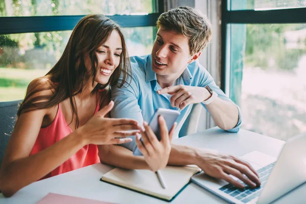 Lykkelig Par Som Diskuterer Kjøp Nettet Med Gratis Internet Positiv – stockfoto